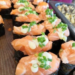 ซูชิหน้าสลัดแซลม่อนสับ
