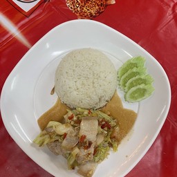 กะล่ำปลีผัดสามชั้นราดข้าว