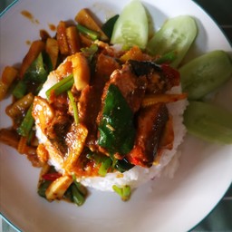 ข้าวหอมมะลิราดผัดพริกแกงปลากระป๋อง