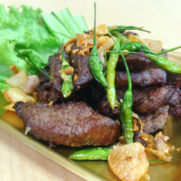 เนื้อทอดกระเทียมพริกสด