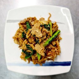 (เส้นใหญ่)  ผัดซีอิ้วใส่ไข่