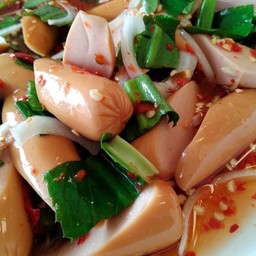 ยำไส้กรอกบีลัคกี้