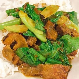 ข้าวเครื่องแกงคะน้าหมูกรอบ