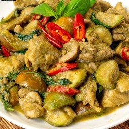 เส้นใหญ่ผัดแห้งแกงเขียวหวาน