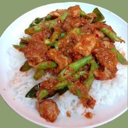 ผัดเครื่องแกงหมู-ไก่ราดข้าว