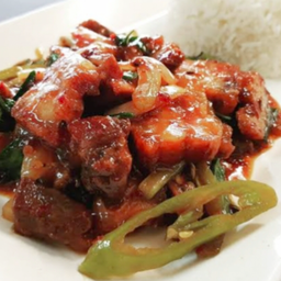 ผัดพริกเผา หมูกรอบ ราดข้าว