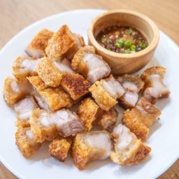 ข้าวหมูกรอบน้ำจิ้มแจ่ว