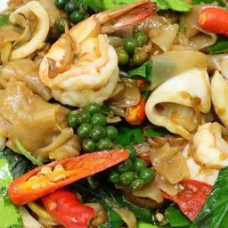 เส้นใหญ่ผัดฉ่า