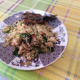 ข้าวผัดพริกเขียวหวานไก่ปลาสลิดกรอบ