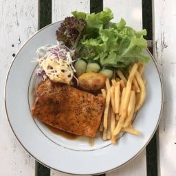สเต็กริมน้ำ บาย อาตี๋โกปี๊ อยู่หลังร้านอาตี๋โกปี๊ เป็นร้านเดียวกับซูชิเร็น