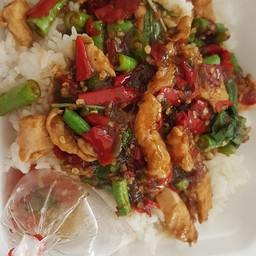 กระเพราไก่ใส่ถั่วฝักยาว