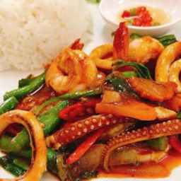 ผัดพริกแกงทะเลราดข้าว