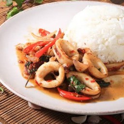 ข้าวกะเพราทะเลรวมไข่ดาว