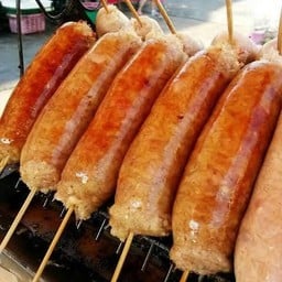ไส้กรอกอีสาน-หน้าร.ร.วัดไผ่ล้อม