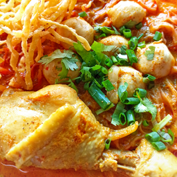 ข้าวซอยไก่+ลูกชิ้นหมูเอ็น