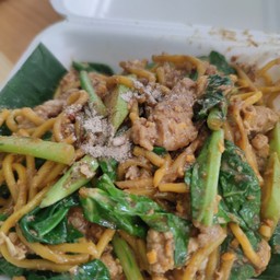 หมี่เหลืองผัดซีอิ๊วหมูสับ หมูชิ้น