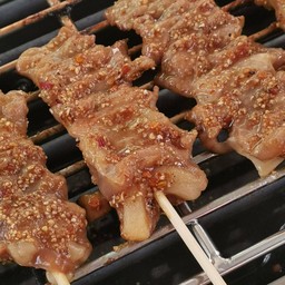 ชุด (กลาง) หมูปิ้งชุบแจ่วข้าวคั่ว 5 ไม้ ข้าวเหนียว 1