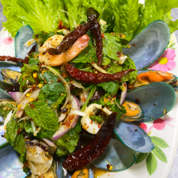 ลาบรวมมิตรทะเล