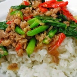 ข้าวผัดคะน้าไฟแดงหมูสับ