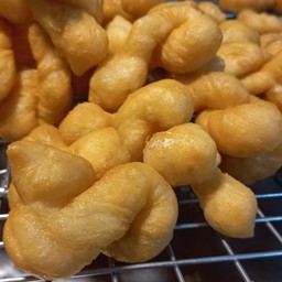 ปาท่องโก๋เกลียว-เจ