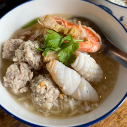 ข้าวต้มรวมมิตร (หมู+กุ้ง+ปลาหมึก)