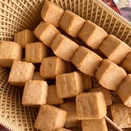 ลูกชิ้นทอดน้ำจิ้มรสเด็ด