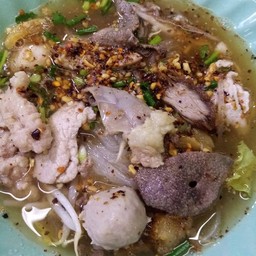 เกาเหลาต้มยําเครีองในหมูลูกชิ้นหมู