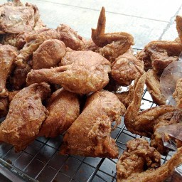 ไก่ทอดหาดใหญ่หอมเจียว ประดิษฐ์มนูธรรม6 อยู่ตรงหน้าเซเว่น