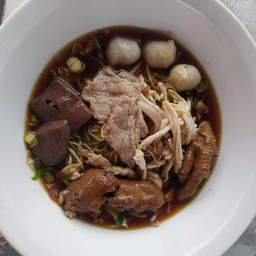 ก๋วยเตี๋ยวหมูหมัก + ไก่ตุ๋น