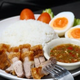 ข้าวหมูกรอบน้ำจิ้มซีฟู้ด