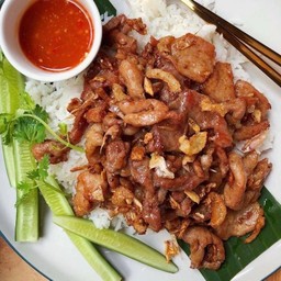 ข้าวหมูทอดกระเทียม