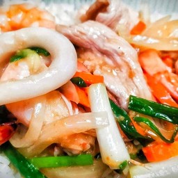 รวมมิตรผัดน้ำมันหอยราดข้าว