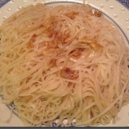 เส้นเล็กลวกคลุกกระเทียมเจียว