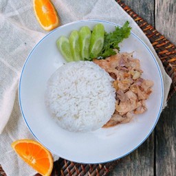 ไก่ทอดกระเทียมพริกไทยราดข้าว