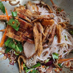 ยำขนมจีนหมูกรอบ