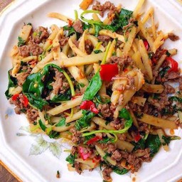 ข้าวราดกะเพราหน่อไม้เนื้อ