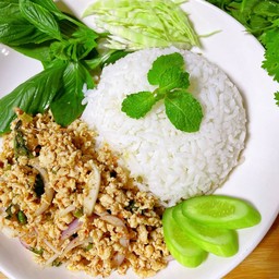 ข้าวลาบไก่ (Spicy Minced Chicken Salad with Rice)