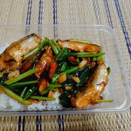 ผัดคะน้าปลากระป๋องราดข้าว