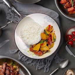 ผัดกระเพรารวมมิตรรสเด็ดหมูยอไส้กรอกลูกชิ้น