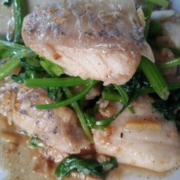 ข้าวราด ปลากะพงผัดคึ่นช่าย