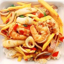 ข้าวราดกะเพราหน่อไม้ทะล