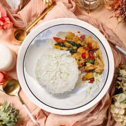 ไก่ชิ้นผัดกระเพราราดข้าว