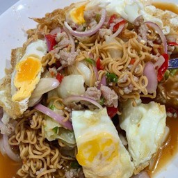ยำมาม่าหมูสับไข่ดาว