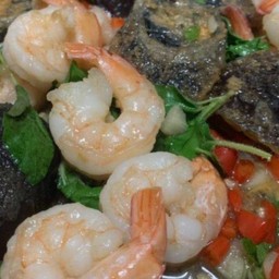 ข้าวกะเพรากุ้งไข่เยี่ยวม้า