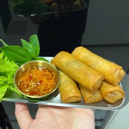 ป๊อเปี๊ยะทอดไส้ อกไก่ผสมผักและเห็ด