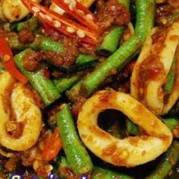 ข้าวผัดพริกแกงปลาหมึกฟรีไข่ดาว