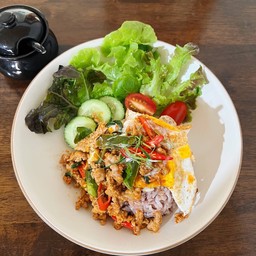 ฉู่ฉี่ไข่ดาวราดข้าว fried egg chu chee