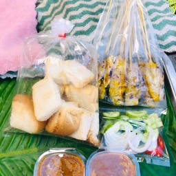 หมูสะเต๊ะชุดเล็ก 10ไม้ พร้อมขนมปัง2แผ่นและน้ำจิ้ม
