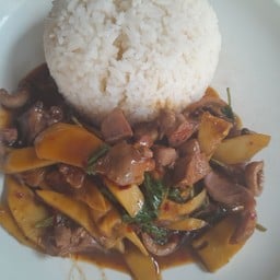 กระเพราเครื่องในหน่อไม้ราดข้าว