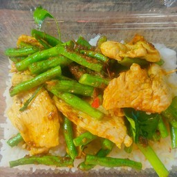 ข้าวผัดพริกแกงไก่